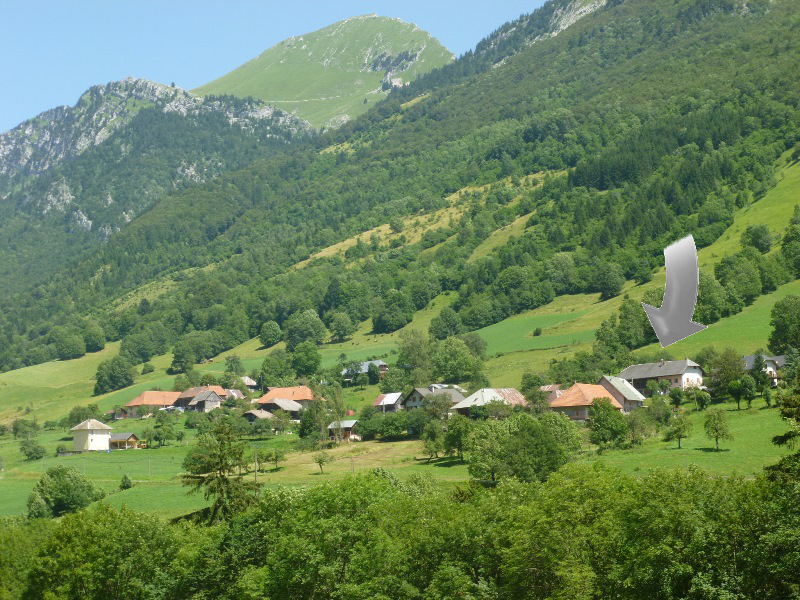 Le gte Jacquot  droite du hameau de La Combe