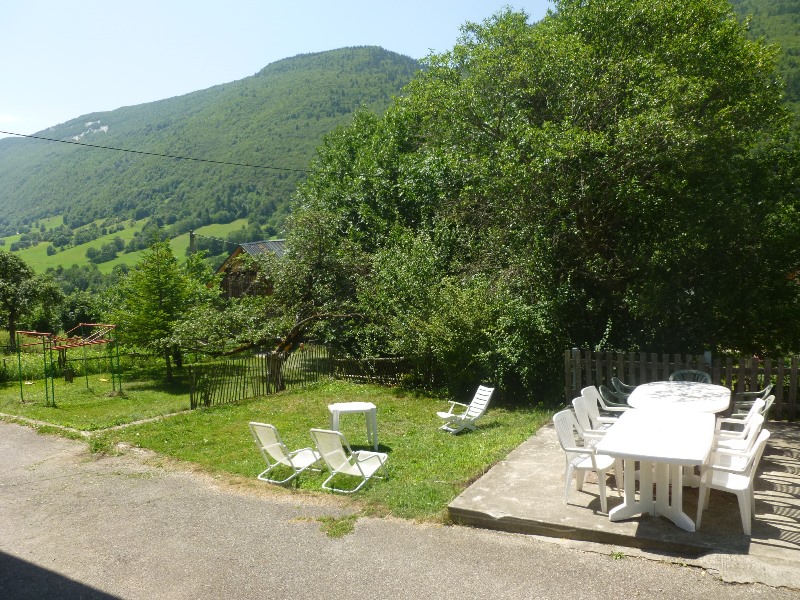 La terrasse et la cour prive du gte Jacquot