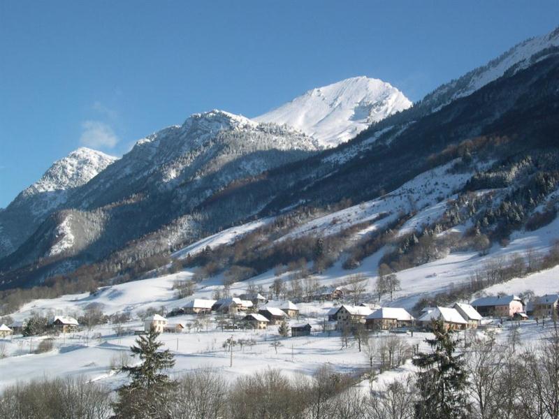 Le hameau de la Combe sous le Mont Colombier